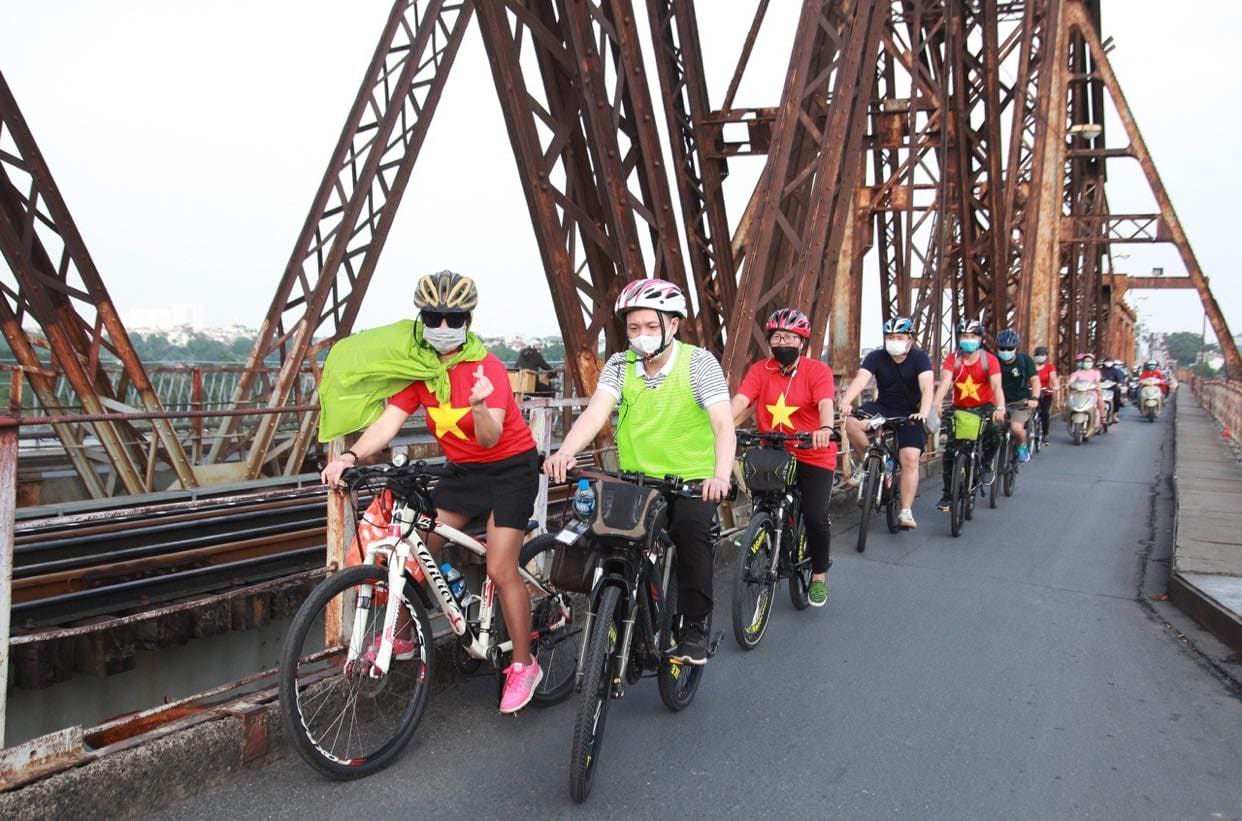 Andar de bicicleta na Ponte Long Bien