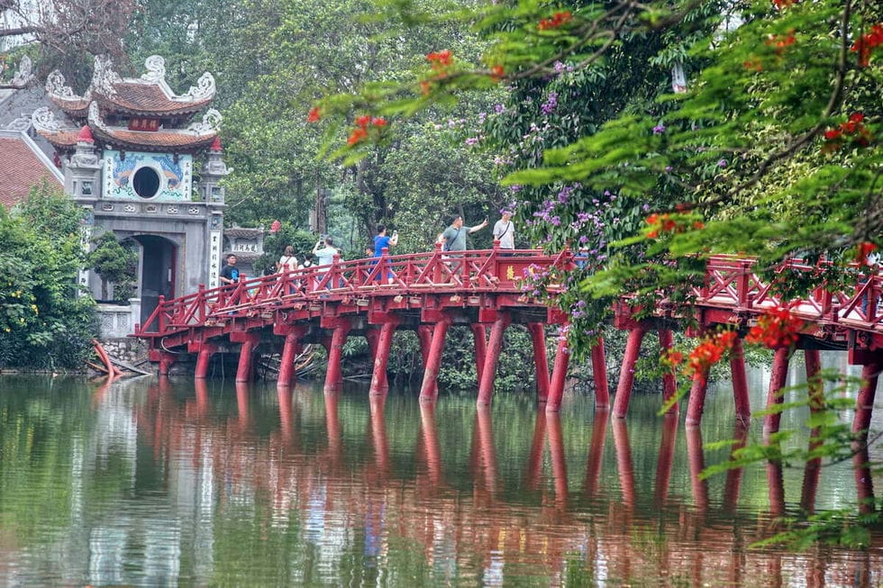 O ponte Huc e O templo Ngoc Son